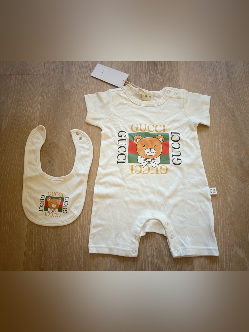 Gucci Ivory/Tan Bear Logo Baby Bodysuit & Bib Set
